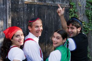 Lüpfig, jauchzig, pfiffig und bauernschlau – das ist Ochsentour. Das vierstimmige Theater/A-cappella-Ensemble interpretiert Schweizerlieder auf zapzarapsche Art und Weise, aussergewöhnlich und witzig.