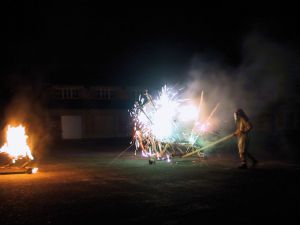 Mit einer Prozession aus fahrenden Feuerinstallationen wird Leto poetisch vergängliche Bilder in die Erinnerung der Zuschauer brennen. Begleitet wird die Prozession vom Ustermer Schlagzeuger Flo Reichle, welcher die Feuerskulpturen zu einer musikalischen
